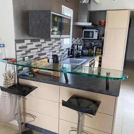 Villa Avec Piscine A Proximite Immediate De La *