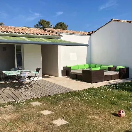 Villa Avec Piscine A Proximite Immediate De La *